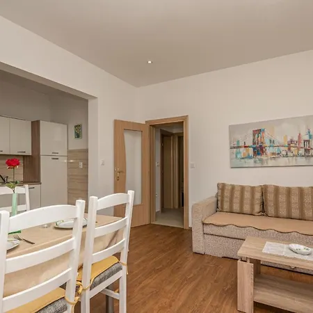 Stunning In With Kitchen Apartmán