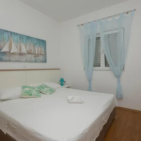 1 Bedroom Awesome In Apartment *